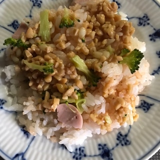魚肉ソーセージとブロッコリーの納豆チャーハン